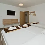 Aurora 招待所 3*