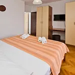 Aurora 招待所 3*